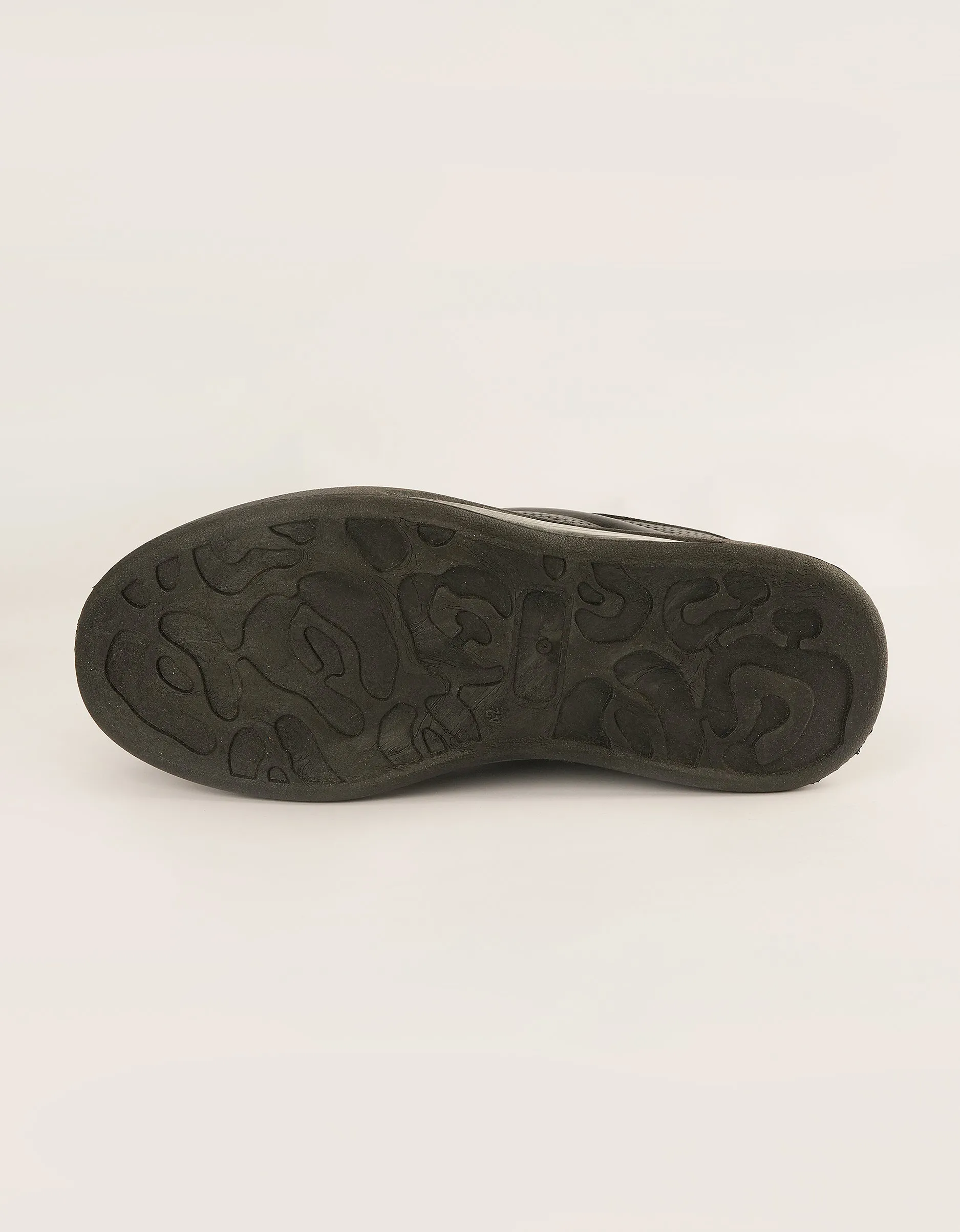 Elegant Noir Monogram Sneakers
