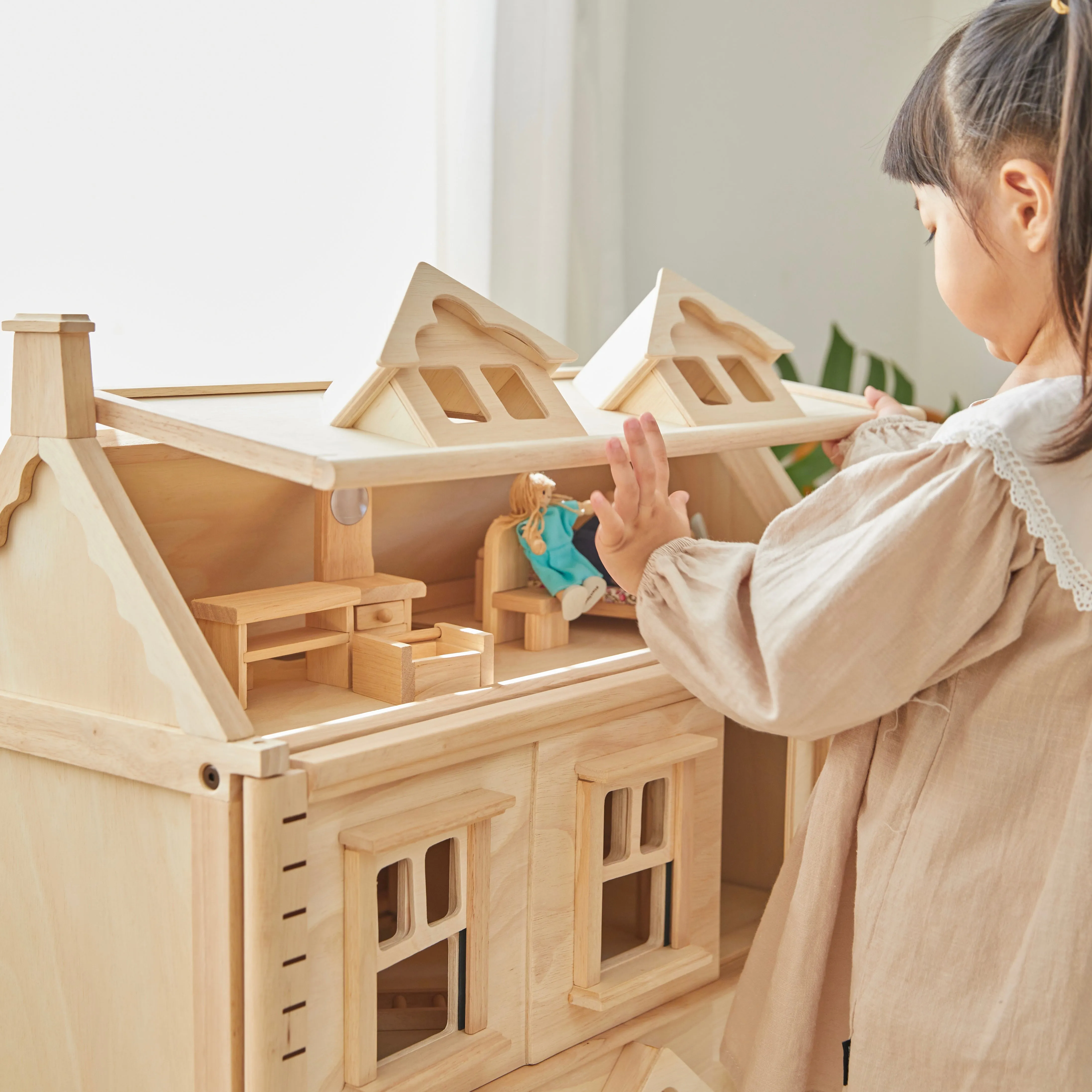 PlanToys Victorian Dollhouse