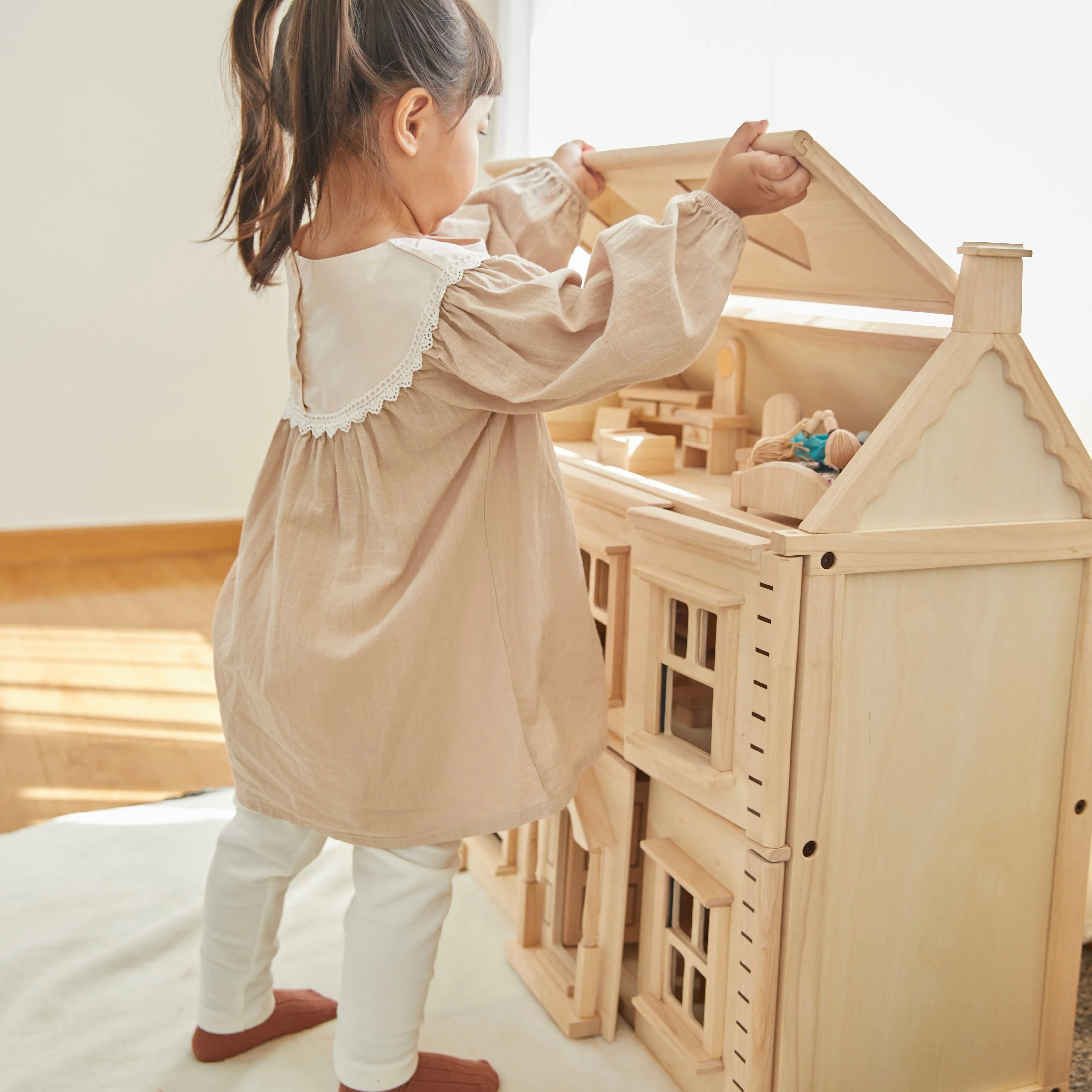 PlanToys Victorian Dollhouse